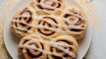 Eggnog Cinnamon Rolls