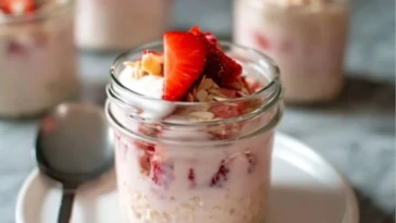 Strawberry Cheesecake Overnight Oats