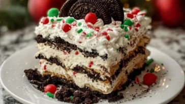 No-Bake Christmas Oreo Lasagna