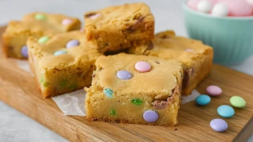 Quick Easter M&M Blondies